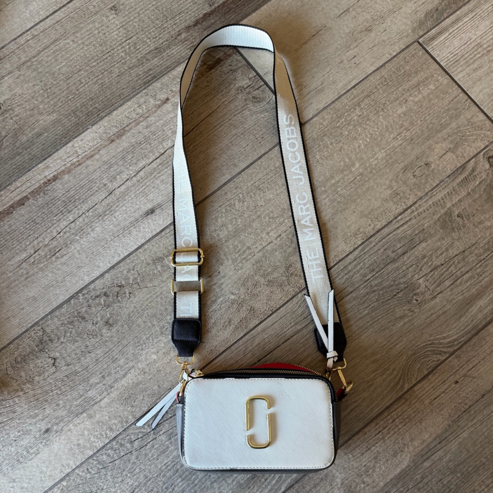 Marc Jacobs White Crossbody Snapshot Bag with Gold Hardware
